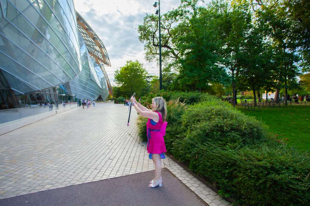 Sarah taking a selfie in front of the Fondation Louis Vuitton in Paris