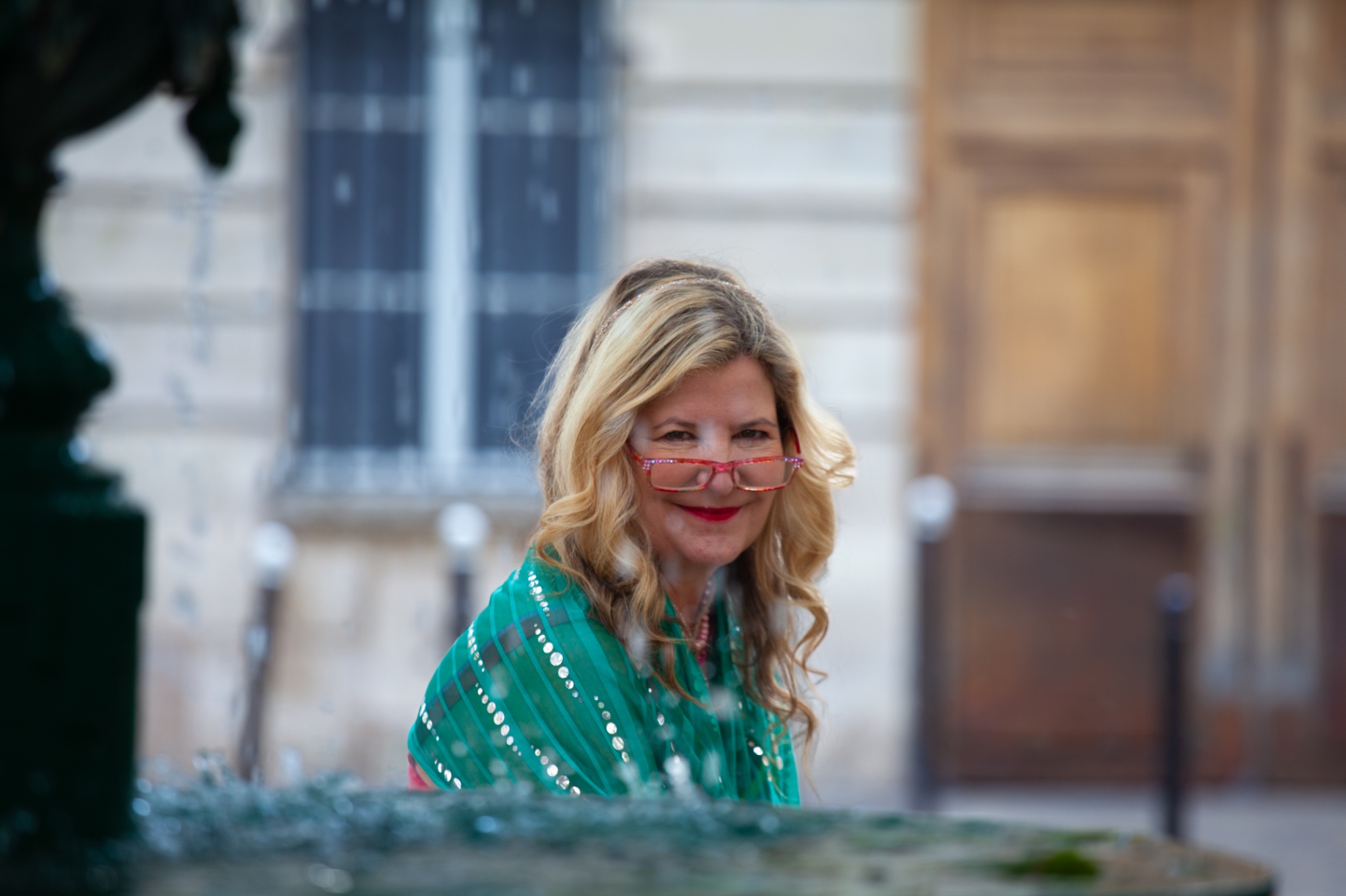 Sarah in emerald green at a Paris fountain