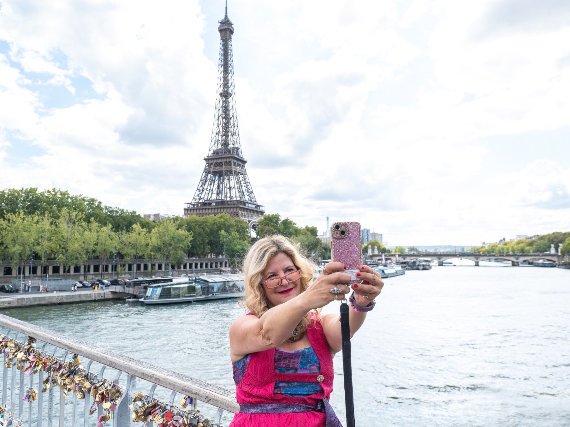 Sarah taking a selfie on Pont de Bir-Hakeim with the Eiffel Tower
